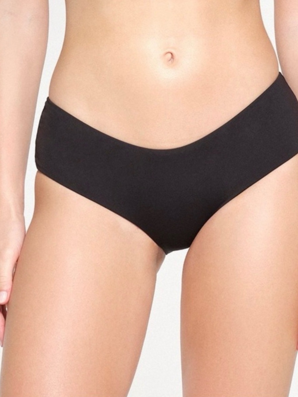 SKIMS RECYCLED SWIM
HIPSTER
STYLE: BO-SHO-4845
COLOR: ONYX SIZE:
XS